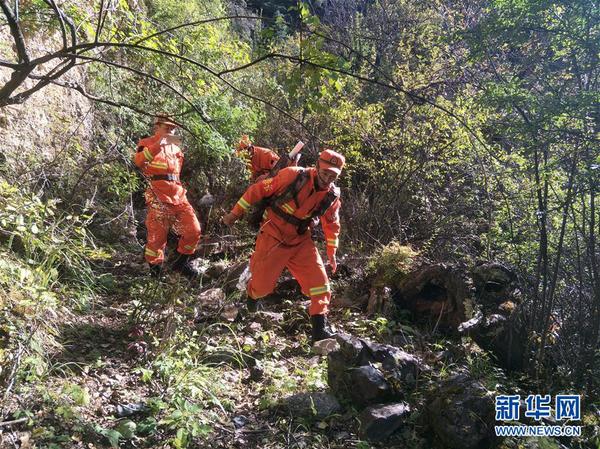 先遣队员向山体滑坡核心区挺进（10月11日摄）。