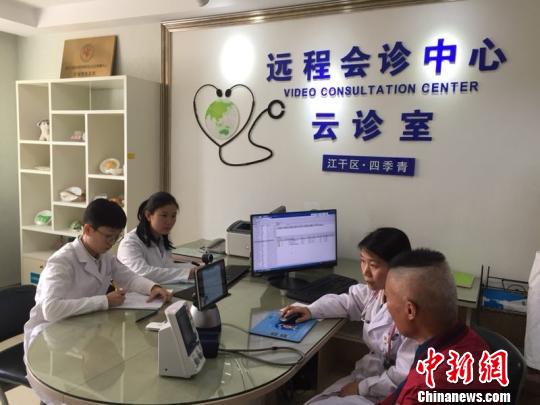 远程会诊中心云诊室。　朱音 摄