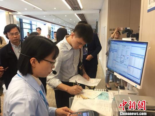 市民使用一次性费用结算。　朱音 摄