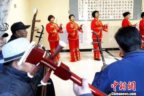 资料图：老年人在一家养老机构内练习青海小调。　张添福 摄