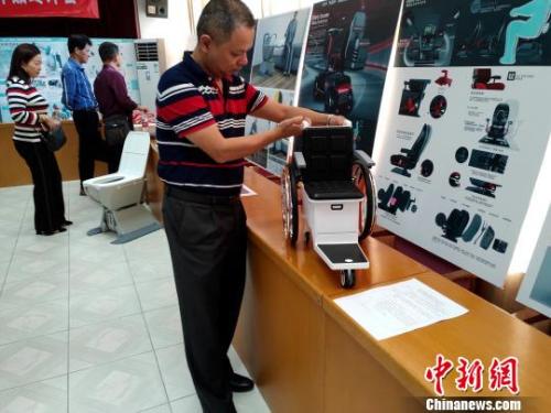 资料图：为老人设计的创意产品正在展示。杨伏山 摄