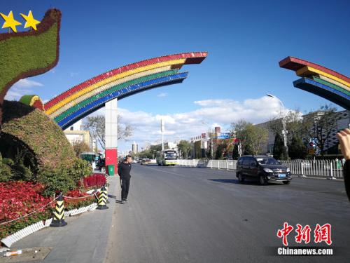 彩虹门是燕郊售楼一条街的标志。<a target='_blank' href='http://www.chinanews.com/' >中新网</a>记者 邱宇 摄