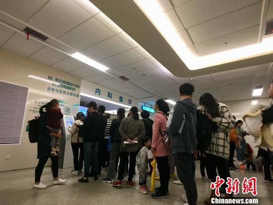 近期，武汉儿童医院患呼吸系统疾病的患儿明显增多 张璟祎 摄