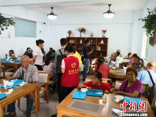 海口市美兰区海府街道龙舌坡社区“长者饭堂”内景。　尹海明 摄