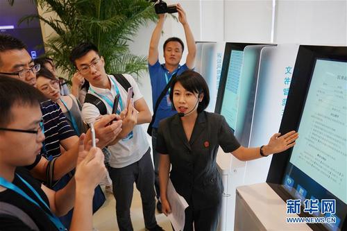 北京互联网法院工作人员在介绍法院内的文书智能生成终端（9月9日摄）。新华社记者 鞠焕宗 摄