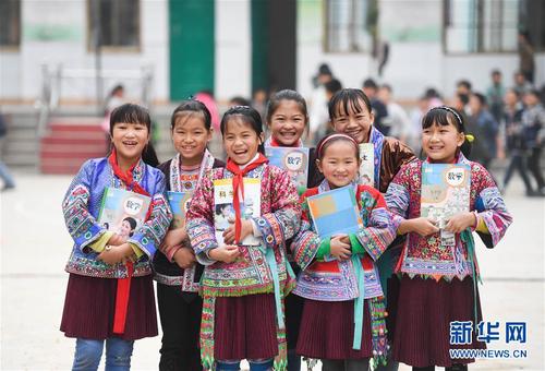 这是广西融水苗族自治县白云乡中心校红瑶女童班的各族女童（2017年11月29日摄）。 新华社记者 黄孝邦 摄