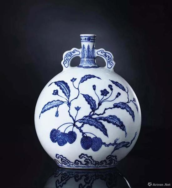 NO.2 清雍正青花如意耳荔枝纹抱月瓶 　　成交价：1416万港币