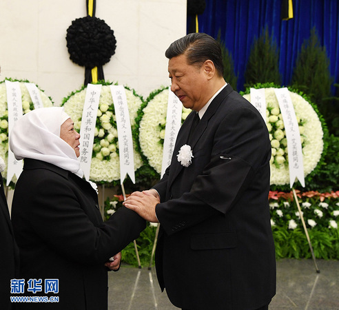 10月18日，司马义·艾买提同志遗体送别在北京八宝山革命公墓举行。习近平、栗战书、汪洋、王沪宁、赵乐际、韩正、王岐山、胡锦涛等前往八宝山送别。这是习近平与司马义·艾买提亲属握手，表示深切慰问。