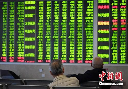 10月18日，成都某证券营业部的股民关注大盘走势。截至当日收盘，沪指报2486.42点，跌75.19点，跌幅2.94%，成交1066亿元；深成指报7187.49点，跌177.72点，跌幅2.41%，成交1331亿元；创业板报1205.03点，跌26.83点，跌幅2.18%，成交486.2亿元。<a target='_blank' href='http://www.chinanews.com/'>中新社</a>记者 安源 摄