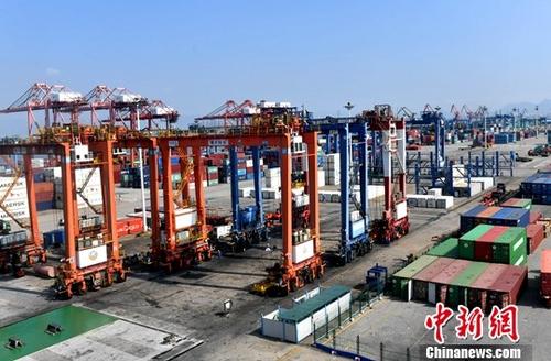 9月14日，中国国家统计局发布的8月份国民经济运行情况显示，中国贸易进出口增长加快，贸易顺差大幅收窄。数据显示，8月份，中国进出口总额27097亿元（人民币，下同），同比增长12.7%，增速比上月加快0.2个百分点。图为厦门港（资料图片）。<a target='_blank' href='http://www.chinanews.com/'>中新社</a>记者 吕明 摄