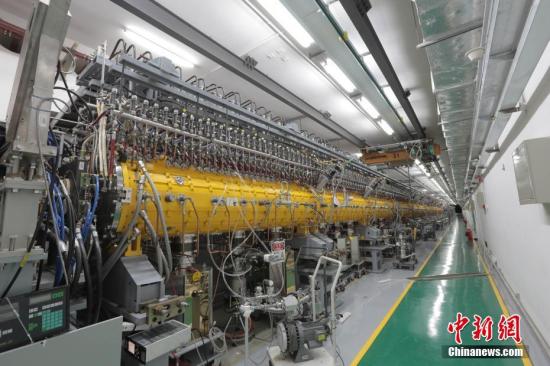 3月25日，中国科学院高能物理研究所发布消息称，建在广东东莞的中国“十一五”国家重大科技基础设施——中国散裂中子源，已按期、高质量完成全部工程建设任务。这一被誉为“超级显微镜”的大科学装置，当天通过了中科院组织的工艺鉴定和验收。中国散裂中子源为中国首台、世界第四台脉冲型散裂中子源，其建成填补了中国国内脉冲中子应用领域的空白，对满足国家重大战略需求、解决前沿科学问题具有重要意义。中国散裂中子源由中科院高能物理研究所承建，中科院物理研究所共建，2011年9月开工建设，工期6.5年，总投资约23亿元人民币。图为中国散裂中子源漂移管直线加速器。<a target='_blank' href='http://www.chinanews.com/'>中新社</a>发 中科院高能所供图
