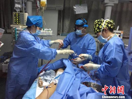 复旦儿科ECMO专家快速完成置管。医院供图