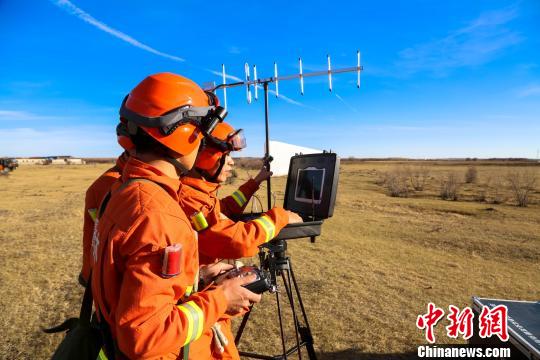 图为呼伦贝尔市森林消防支队跨国境灭火救援队伍利用无人机勘察火场环境。呼伦贝尔市森林消防支队供图