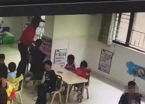合肥一幼儿看护点被曝虐童 多名老师被带走调查
