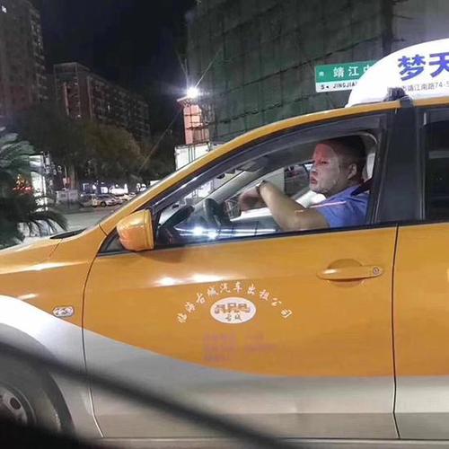 25岁的哥开车时敷面膜 因存安全隐患被公司停运3天