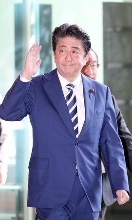 安倍晋三25日上午从官邸出发