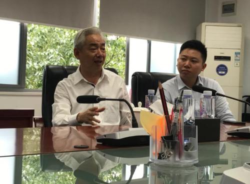 △《时政新闻眼》当天中午在前海管理局会议室见到老郑时，他还是一脸兴奋。坐在他右边的，是同时见到了总书记的香港创业者陈升。（央视记者拍摄）