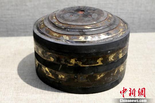 汉代贴金箔漆盒。　朱建兵 摄