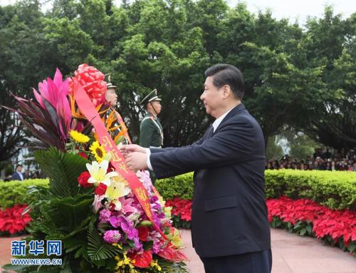 资料图：2012年12月7日至11日，时任中共中央总书记、中央军委主席习近平在广东省考察工作。这是习近平在深圳莲花山公园向邓小平铜像敬献花篮。兰红光 摄 图片来源：新华网