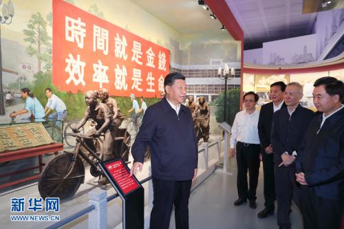 10月24日，中共中央总书记、国家主席、中央军委主席习近平在深圳考察。这是习近平在深圳改革开放展览馆参观“大潮起珠江——广东改革开放40周年展览”。 新华社记者 谢环驰 摄 图片来源：新华网