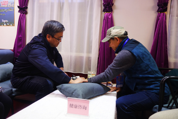 4北京世纪坛医院医生为老人把脉问诊