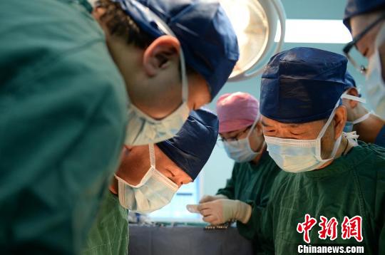 图为陈孝平与山西大医院医生实施手术。　胡静 摄