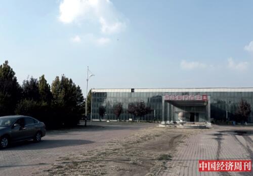 p32-1 “中华自行车王国”产业园区已人去楼空，周边长满了杂草。《中国经济周刊》记者 银昕 I 摄