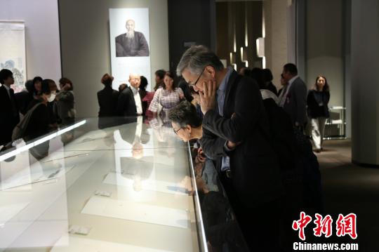 内览会上民众欣赏齐白石作品。　吕少威 摄