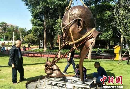 与以往的抽象雕塑不同，孙绍群本次带来的《幽默大师林语堂》雕像，充满着幽默气息。　张金川 摄