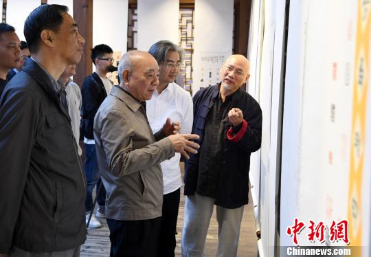 “金石秋韵”福建省首届篆刻艺术展暨寿山石印钮雕刻邀请展，吸引观众观展。　记者刘可耕 摄