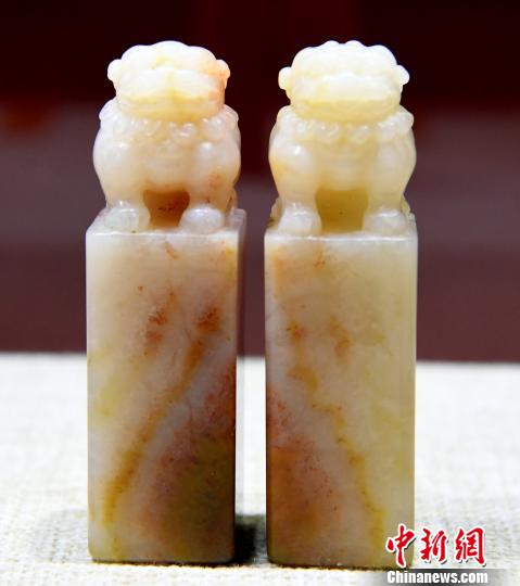 展出的寿山石印钮雕刻精品巜鼎狮钮对章》。　记者刘可耕 摄