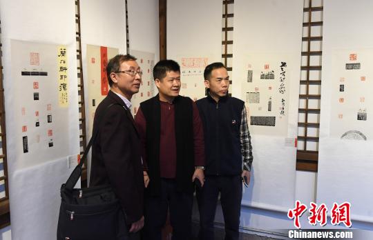 “金石秋韵”福建省首届篆刻艺术展暨寿山石印钮雕刻邀请展，吸引观众眼球。　记者刘可耕 摄