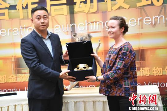 金沙遗址博物馆回赠金沙最具代表性的藏品--商周大金面具为原型制作的3D打印黄金面具。　张浪 摄