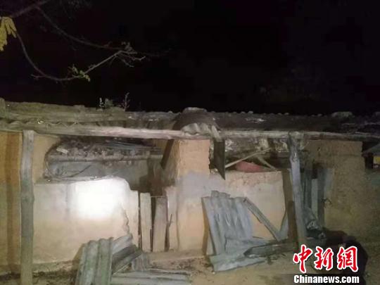 震中受伤的民房。　钟欣 摄