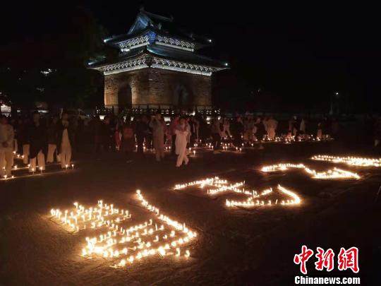 湖北十堰：武当弟子摆“太极单鞭”悼念金庸