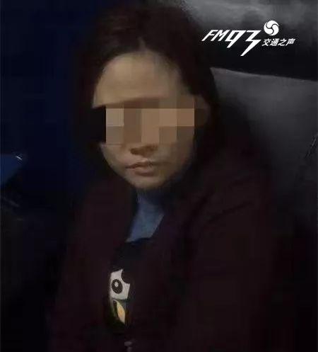 女子家中藏17个打火机走路扭捏作态 一查有问题