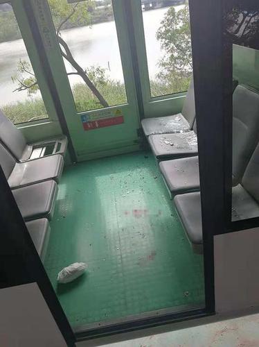 深圳欢乐谷观光车追尾:后车加速撞前车 多人受伤