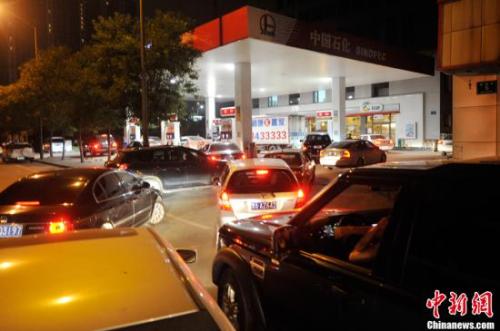 资料图：山西太原一加油站内，私家车主排队加油。<a target='_blank' href='http://www.chinanews.com/'>中新社</a>发 韦亮 摄