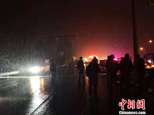11月3日23时许，事故现场下起了小雨，尔后渐有雪花飘落，路面变得湿滑。记者在现场看到，距离兰州南收费站入口五公里处，就已拉起警戒线，不断有救援车辆驶向事发地点。　冯志军 摄