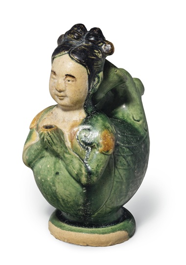 PETER SCHEINMAN珍藏，三彩迦陵频迦壶，高6 ½寸 (16.5 公分)。估价：15,000-25,000美元。此拍品于2018年9月13至14日在佳士得纽约亚洲艺术周之中国瓷器及工艺精品拍卖中呈献。