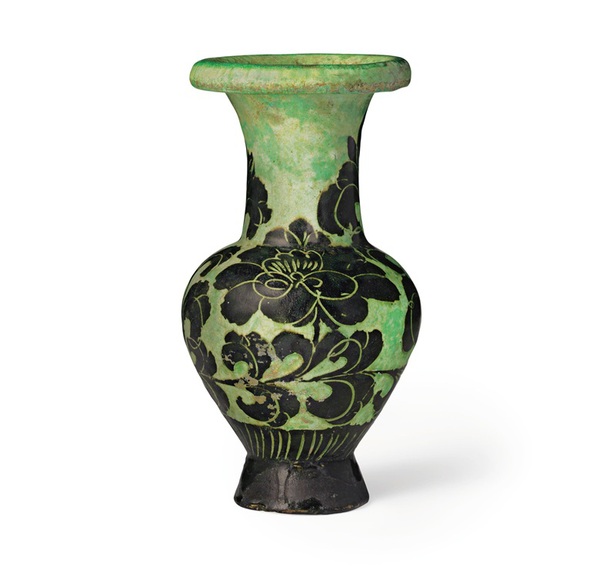 北宋金 磁州窑绿釉黑剔花牡丹纹瓶 于1938年登记为日本重要美术品；于2015年9月4日注销该认定。高8½寸 (21.5公分)。此拍品于2018年3月22日在佳士得纽约「古韵天成–临宇山人珍藏（三）」拍卖中以250,000美元成交。