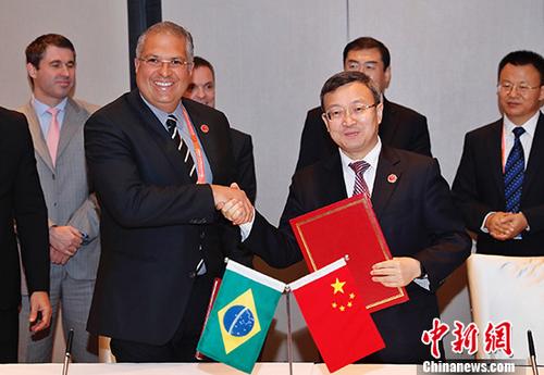 8月1日，金砖国家第七次经贸部长会议期间，中国商务部副部长王受文与巴西工业外贸和服务部副部长马塞洛·马亚在上海签署了《中华人民共和国商务部与巴西工业外贸和服务部关于服务贸易合作的谅解备忘录(两年行动计划)》。 <a target='_blank' href='http://www.chinanews.com/'>中新社</a>记者 张亨伟 摄