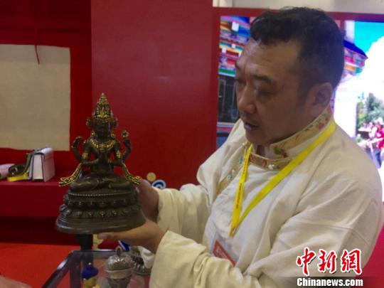 昌孝承正在介绍展馆产品。　黄咏绸 摄