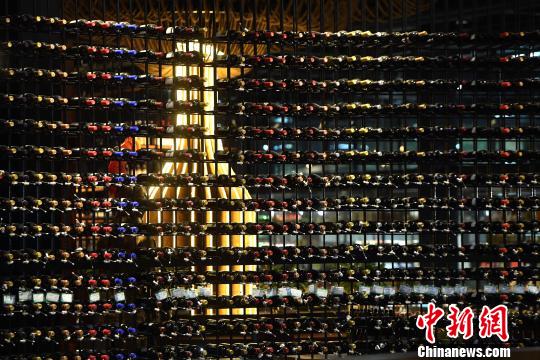 图为酒架上摆满了各种红酒。　陈超 摄