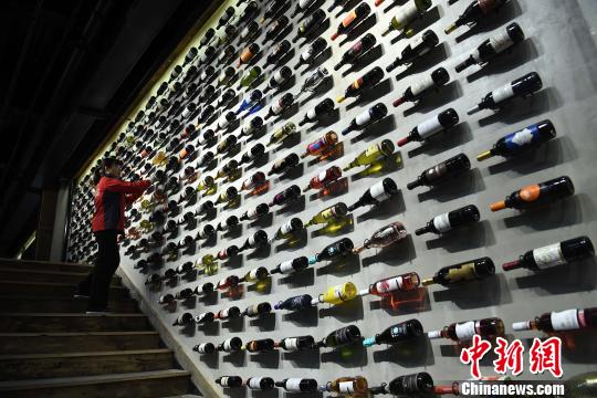 图为工作人员正在展厅内擦拭红酒瓶。　陈超 摄