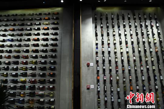 图为展厅内墙壁山挂满了各类红酒。　陈超 摄