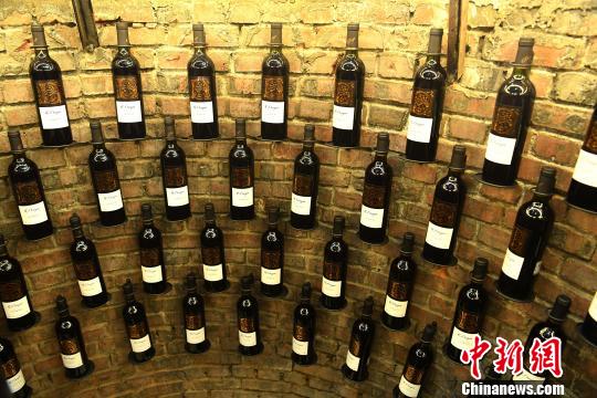 图为墙上挂了红酒。　陈超 摄