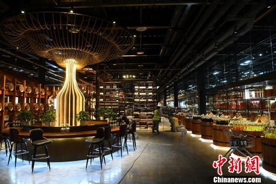 图为展厅内展示了各种红酒。　陈超 摄