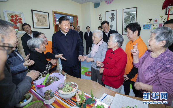 11月6日，中共中央总书记、国家主席、中央军委主席习近平在上海考察。这是习近平在虹口区市民驿站嘉兴路街道第一分站托老所同老年居民亲切交谈。 新华社记者 李涛 摄