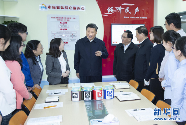 11月6日，中共中央总书记、国家主席、中央军委主席习近平在上海考察。这是习近平在虹口区市民驿站嘉兴路街道第一分站，同正在交流社区垃圾分类推广做法的年轻党员亲切交谈。 新华社记者 李涛 摄